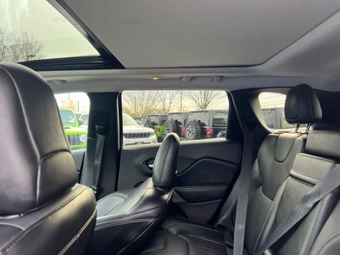 Used 2019 Jeep Cherokee Limited image 31