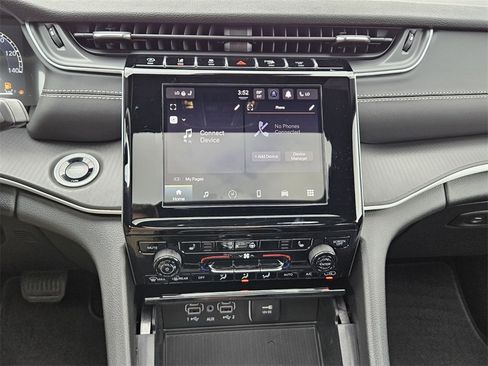 New 2025 Jeep Grand Cherokee Altitude image 18