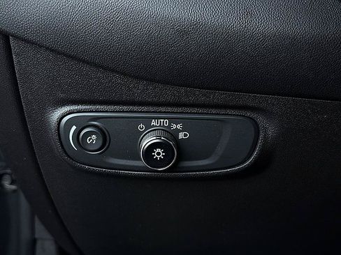 Used 2020 Chevrolet Equinox LS w/ LS Convenience Package FWD image 21