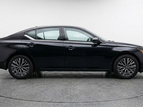 Used 2025 Nissan Altima 2.5 SV image 11