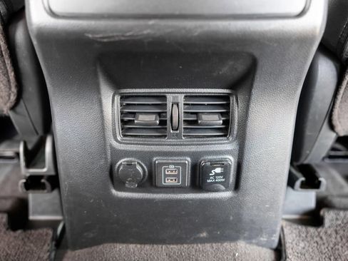 Used 2022 Nissan Titan SV w/ SV Convenience Package image 37