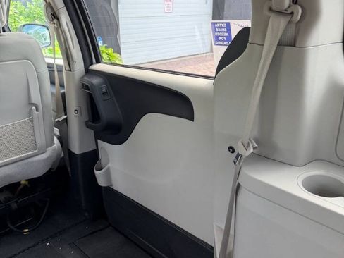 Used 2016 Dodge Grand Caravan SXT w/ UConnect Hands-Free Group FWD image 32