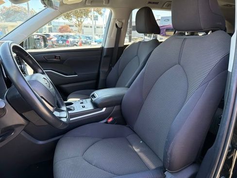 Used 2024 Toyota Highlander LE FWD image 17