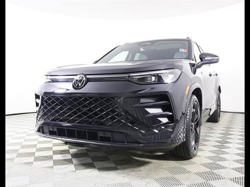 Used 2026 Volkswagen Tiguan SE R-Line FWD image 2
