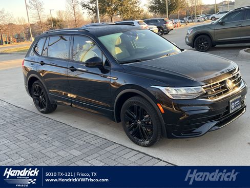 Certified 2022 Volkswagen Tiguan SE R-Line image 1