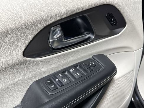 Used 2024 Chrysler Pacifica Touring-L image 20