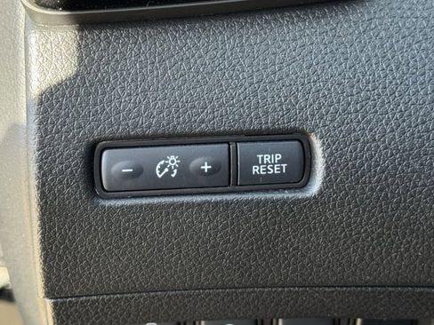 Used 2020 Nissan Rogue SV image 27