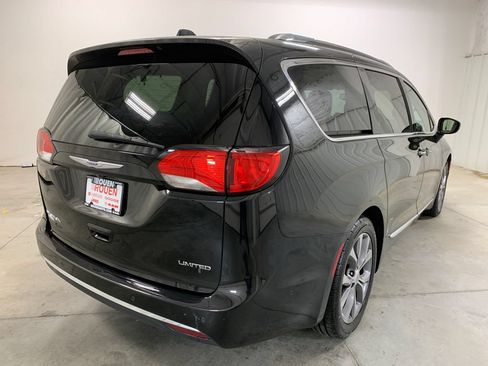 Used 2020 Chrysler Pacifica Limited w/ Tire & Wheel Group FWD image 8