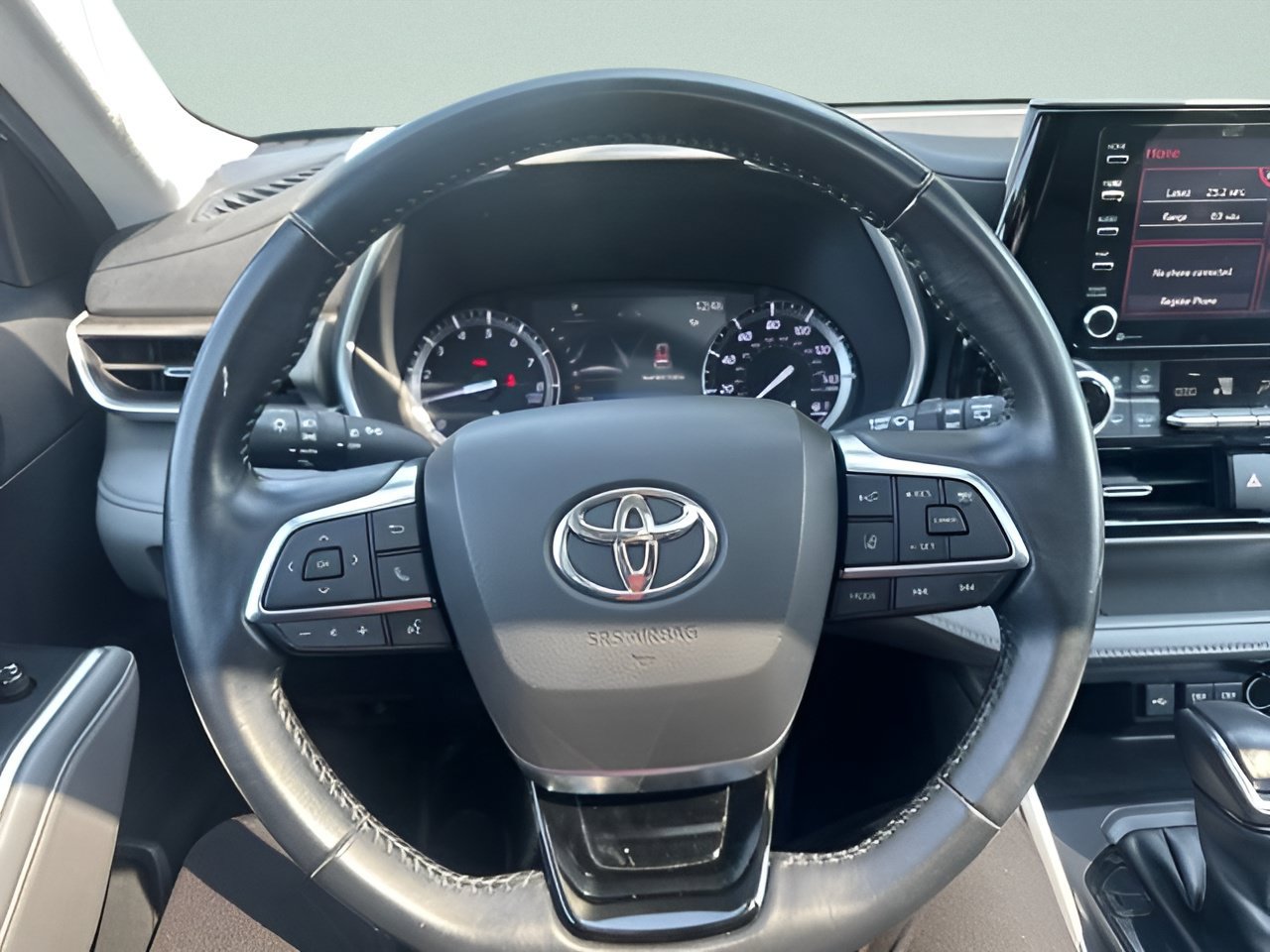 Used 2021 Toyota Highlander XLE AWD/4WD image 18