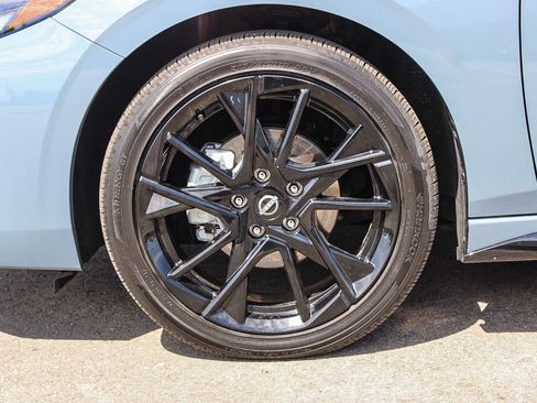 Used 2025 Nissan Sentra SR w/ Midnight Edition FWD image 11