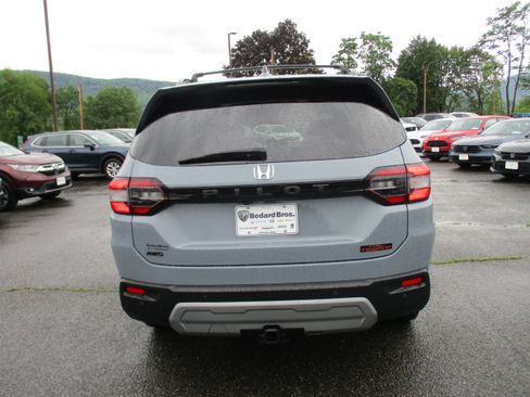 Certified 2025 Honda Pilot TrailSport image 6