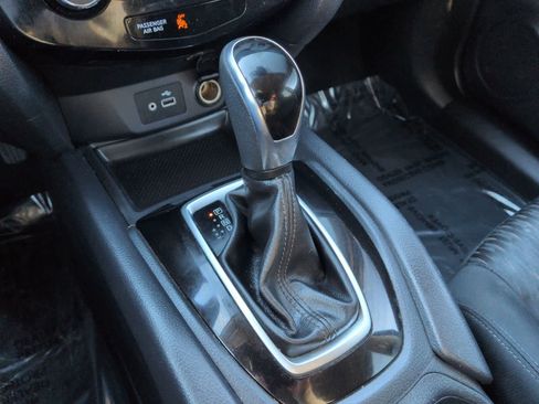 Used 2019 Nissan Rogue SV image 32