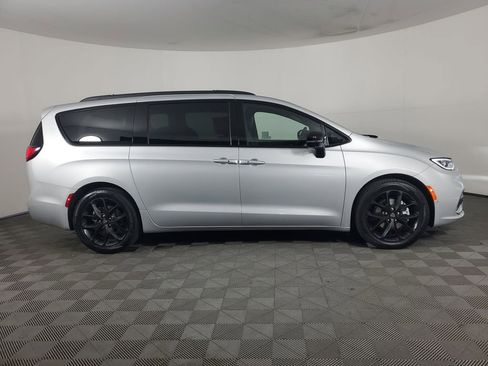 New 2026 Chrysler Pacifica Limited image 3