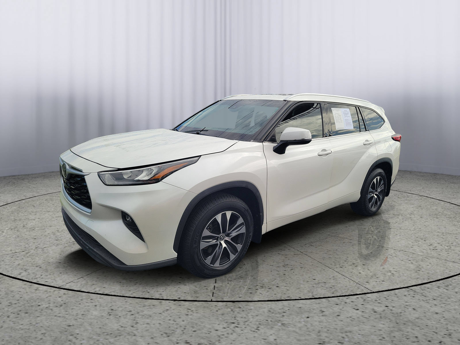 Used 2020 Toyota Highlander XLE AWD/4WD image 5