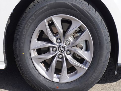 Used 2023 Toyota Sienna XLE image 5