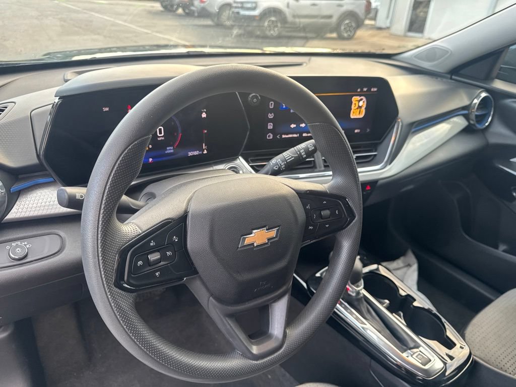 Used 2025 Chevrolet Trax LT FWD image 11
