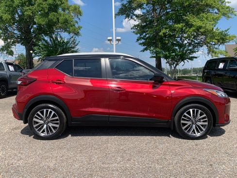 Used 2021 Nissan Kicks SV FWD image 2