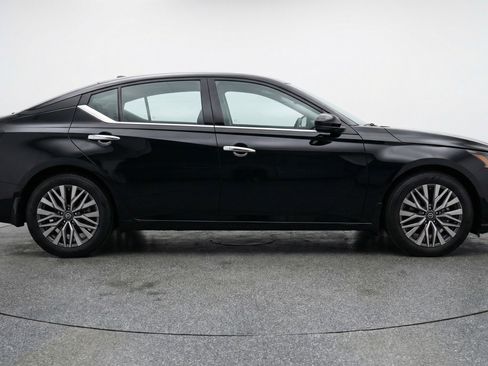 Used 2025 Nissan Altima 2.5 SV image 11