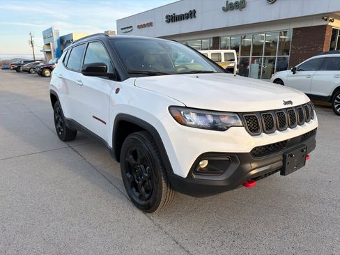 Used 2023 Jeep Compass Trailhawk image 4