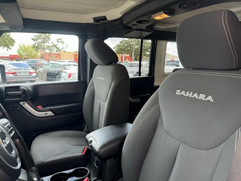 Used 2018 Jeep Wrangler Unlimited Sahara w/ Connectivity Group image 15