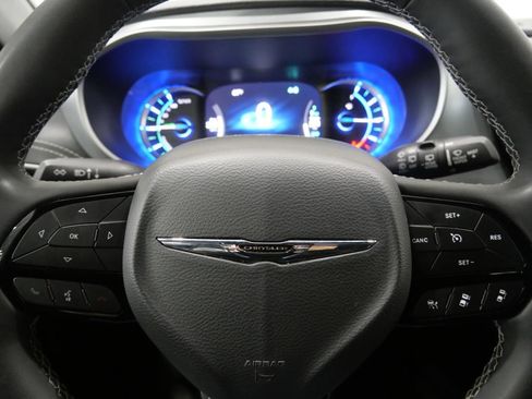 Used 2024 Chrysler Pacifica Limited FWD image 16