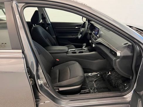 Used 2025 Nissan Altima 2.5 SV FWD image 11