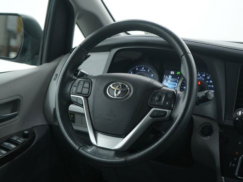 Used 2020 Toyota Sienna XLE image 15