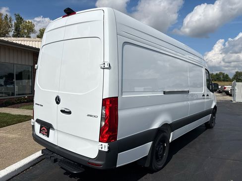 Used 2025 Mercedes-Benz Sprinter 2500 image 3