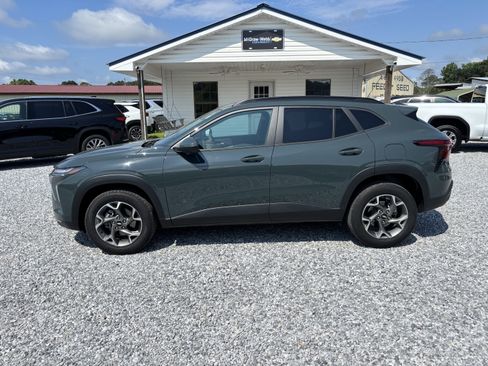 Used 2025 Chevrolet Trax LT FWD image 2