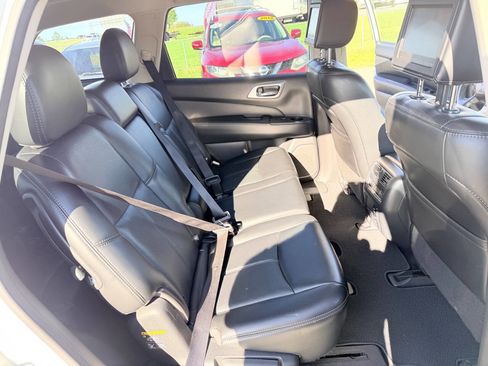 Used 2017 Nissan Pathfinder Platinum w/ Family Entertainment Package image 17