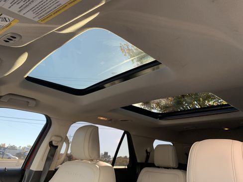 Used 2018 Ford Explorer Platinum image 28