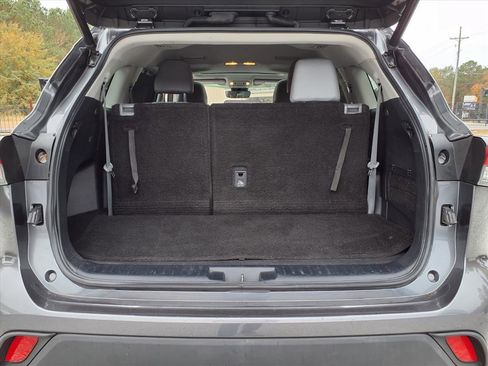 Used 2021 Toyota Highlander XLE image 19