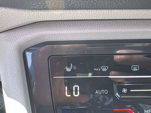 Used 2023 Volkswagen Tiguan SE w/ Panoramic Sunroof Package FWD image 18