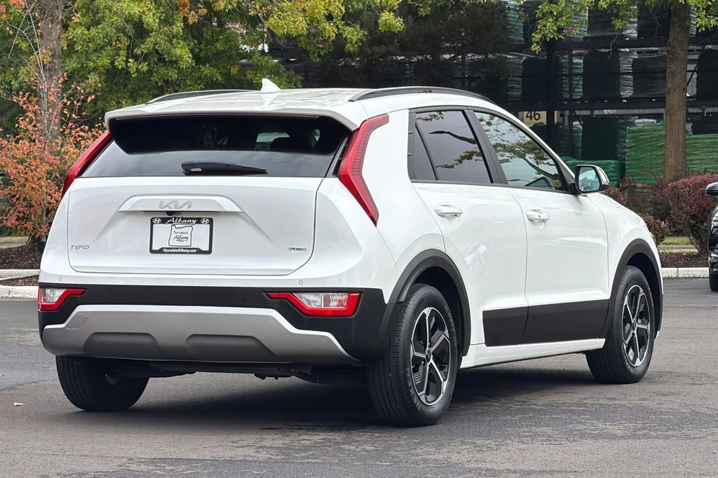 Used 2024 Kia Niro EX w/ EX Cold Weather Package FWD image 4