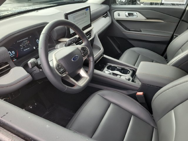Used 2025 Ford Explorer Active w/ Active Comfort Package RWD image 3