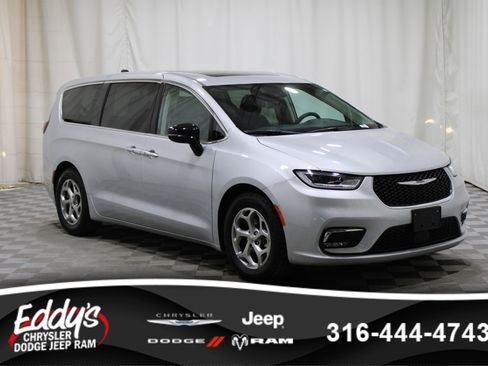 Used 2024 Chrysler Pacifica Limited image 1