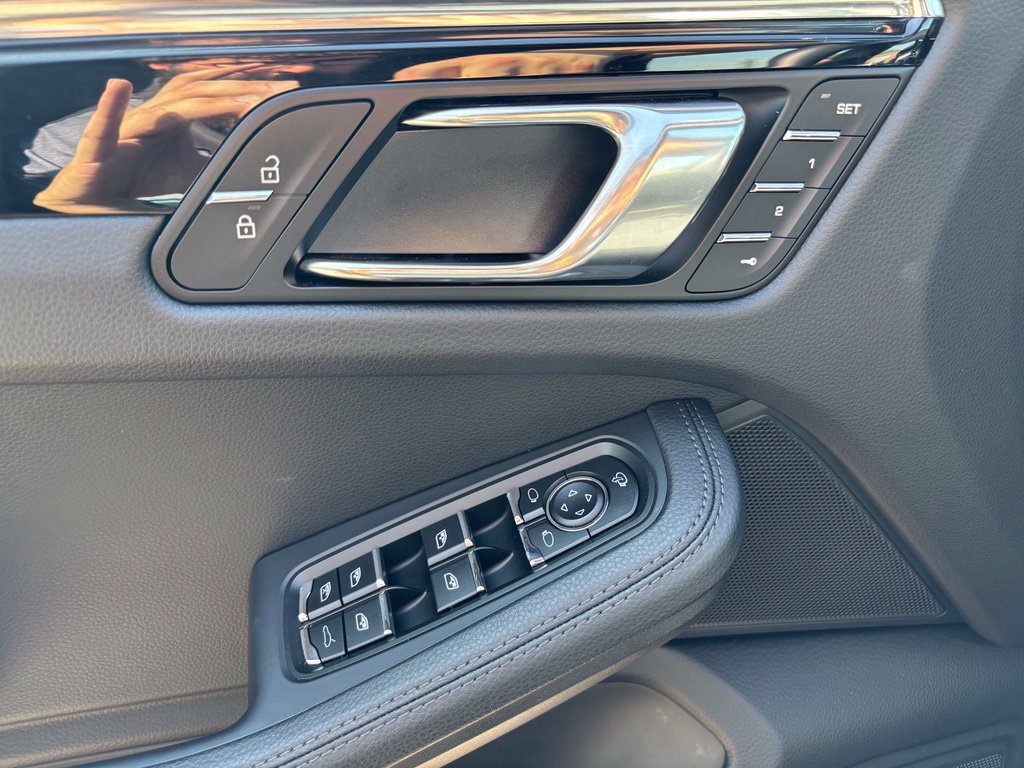 Certified 2026 Porsche Macan AWD/4WD image 24