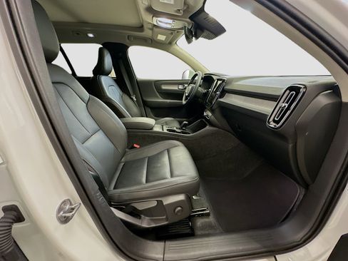 Used 2025 Volvo XC40 B5 Core image 33