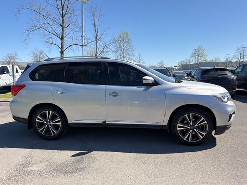 Used 2017 Nissan Pathfinder Platinum w/ Family Entertainment Package image 8