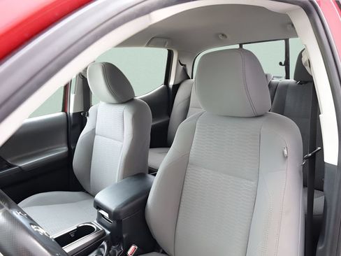 Used 2018 Toyota Tacoma SR5 RWD image 19