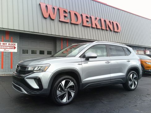 Used 2024 Volkswagen Taos SE image 1