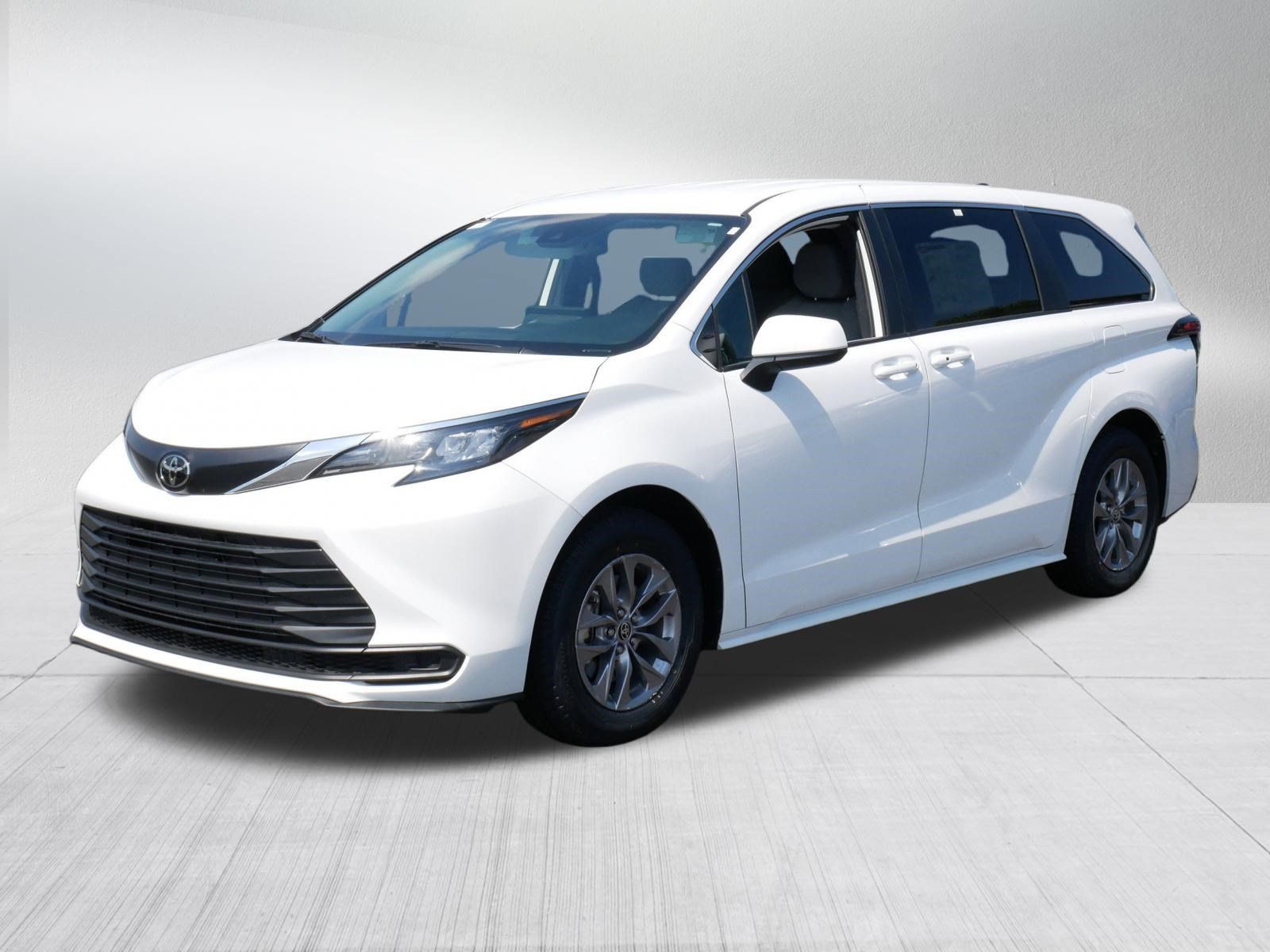 Certified 2026 Toyota Sienna LE FWD image 3