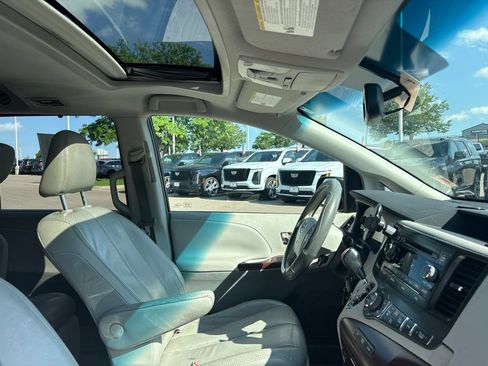 Used 2011 Toyota Sienna XLE AWD/4WD image 25