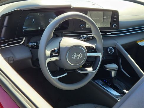 Used 2025 Hyundai Elantra SE image 3