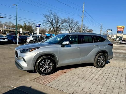 Used 2021 Toyota Highlander XLE image 3