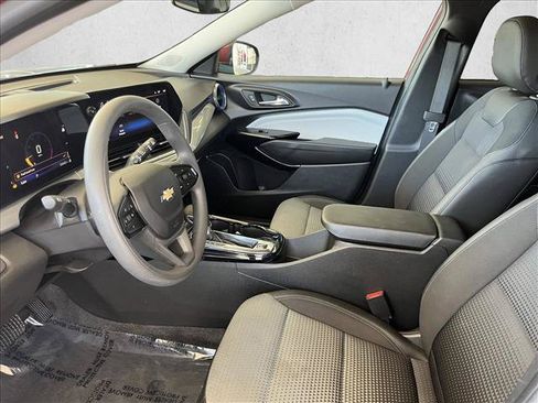 Used 2025 Chevrolet Trax LT FWD image 9