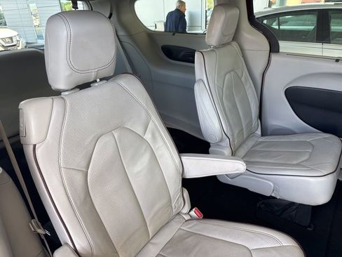 Used 2017 Chrysler Pacifica Limited image 18