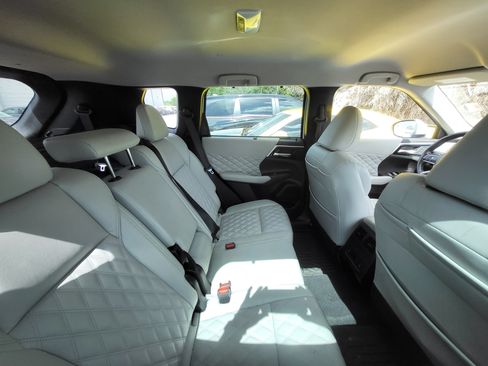 Used 2023 Mitsubishi Outlander SEL FWD image 9