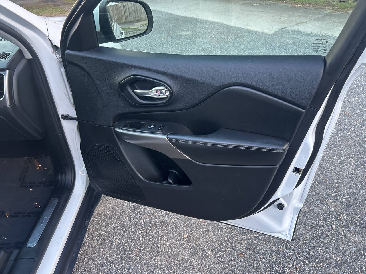 Used 2019 Jeep Cherokee Limited FWD image 28