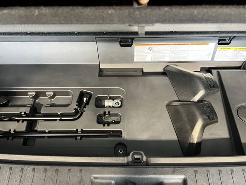 Used 2020 Toyota Highlander XLE image 22